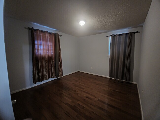 Building Photo - 2317 Roslyn Ave