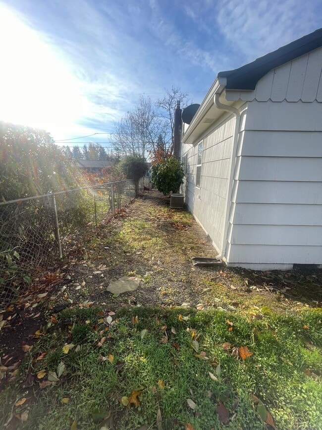 Building Photo - Charming 3 Bedroom Home Lebanon Home with Large Fenced Yard! **$500.00 Off First Full Month's Ren...