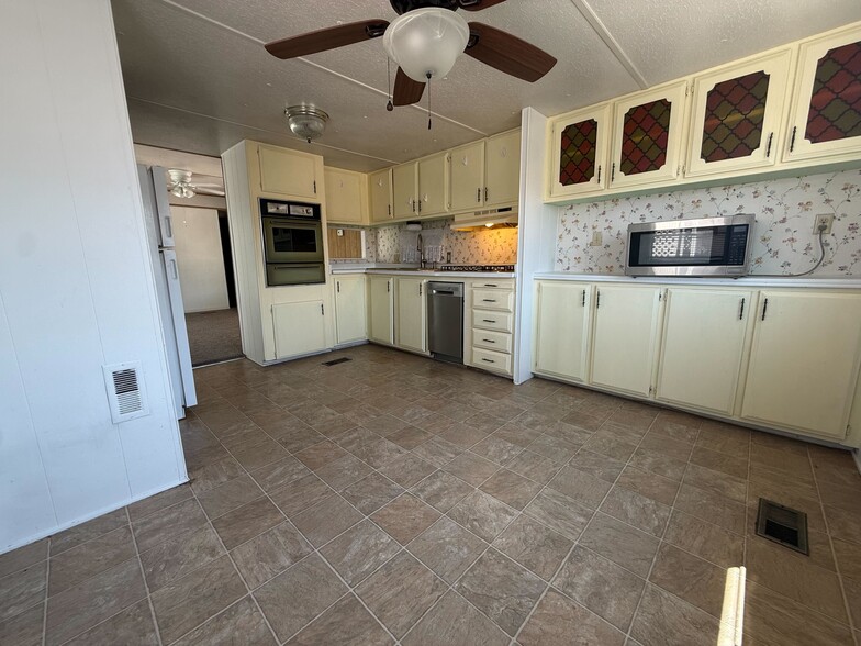 Building Photo - 3601 E Wyoming Ave