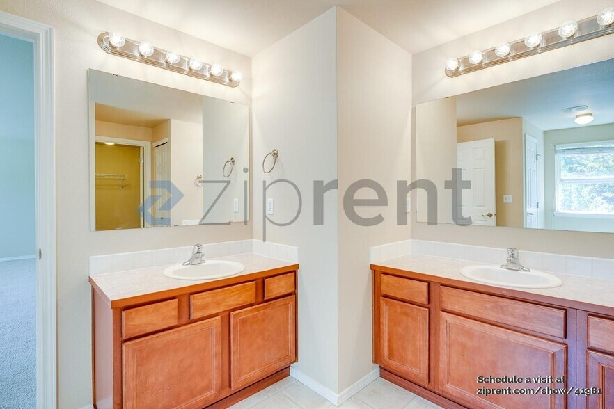 Building Photo - 2344 Pleasanton Ct SE