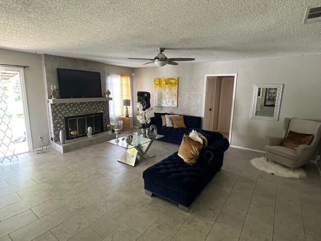 Building Photo - 801 Cactus Dr