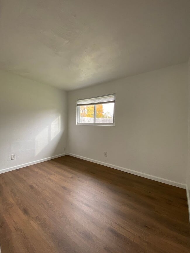 Building Photo - LIMITED TIME SPECIAL 1ST MONTH RENT FREE - 3 Bedroom Single Family Home in Elkhart!