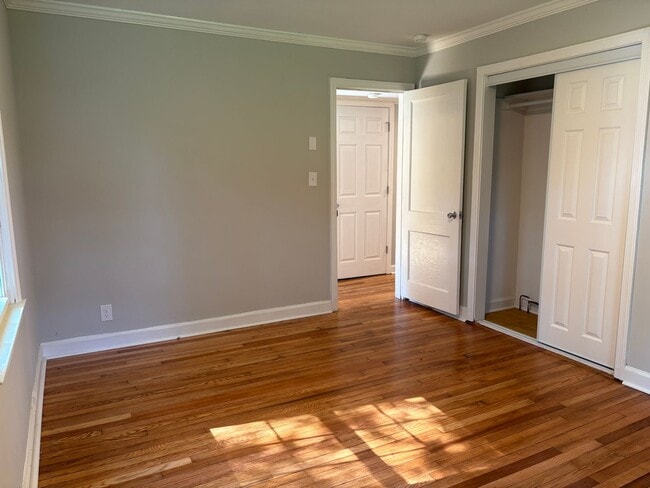 Building Photo - 2 Bedroom, 1 Bathroom House in Greensboro!