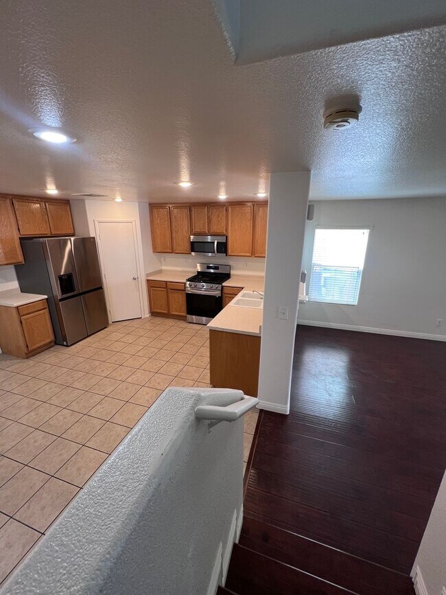 Building Photo - MOVE IN TODAY! 3 bed 2.5 bath home in the ...
