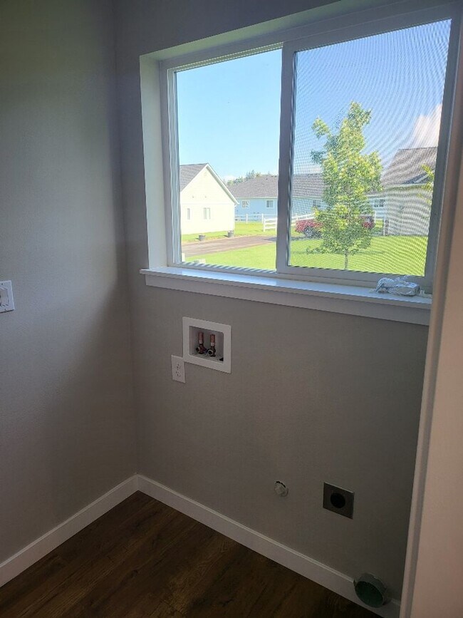 Building Photo - STATUS: AVAILABLE  | $2100.00 a month + $1...