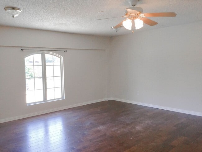 Building Photo - Relaxation in Every Corner