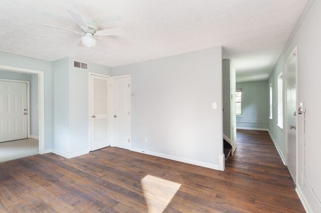 Building Photo - Spacious 3bd/2ba On Quiet Street Minutes F...