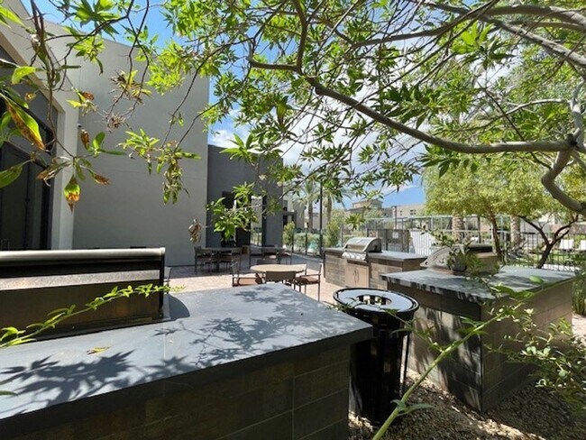 Building Photo - Beautiful Fully Furnished Condo in Affinit...