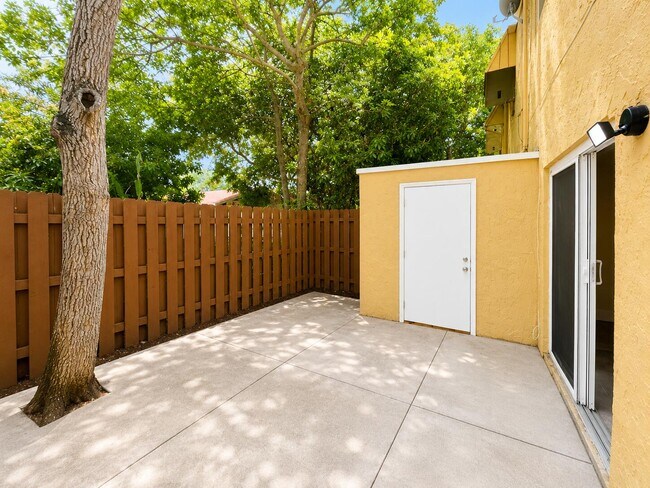 Building Photo - 5728-5728 Blueberry Ct