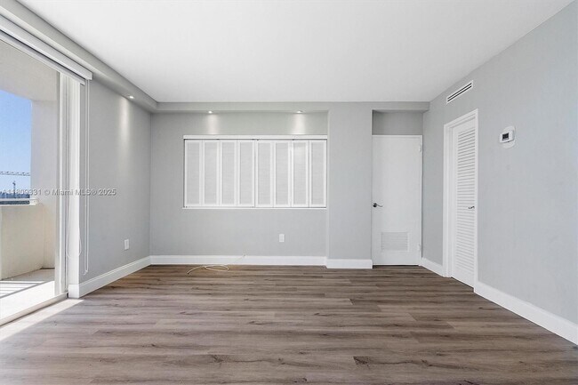 Building Photo - 10350 W Bay Harbor Dr