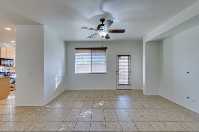 Building Photo - Great 3 bedroom house with a large loft an...