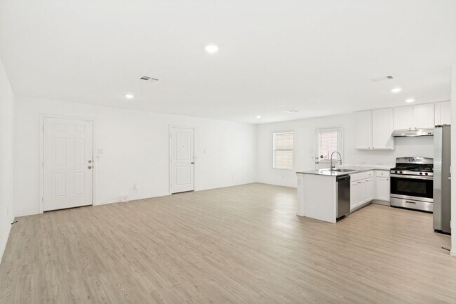 Building Photo - Modern 4-Bedroom Home Near Lackland AFB