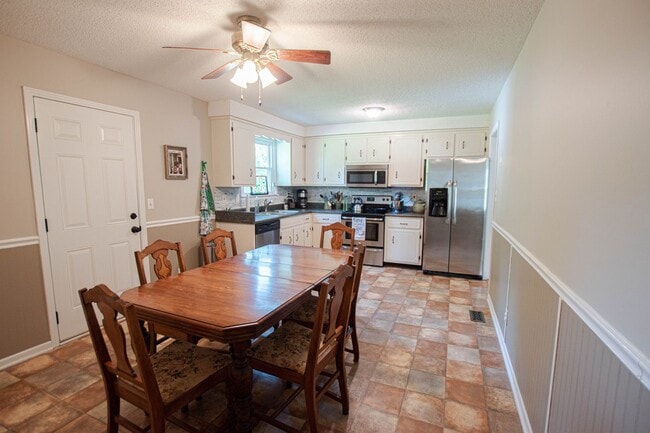 Building Photo - Pet Friendly Four Bedroom on Exit 8!