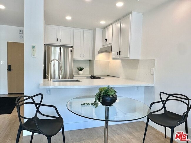 Building Photo - 999 N Doheny Dr