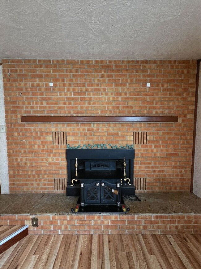 Building Photo - Spacious Cottage on 1/2 Acre Lot