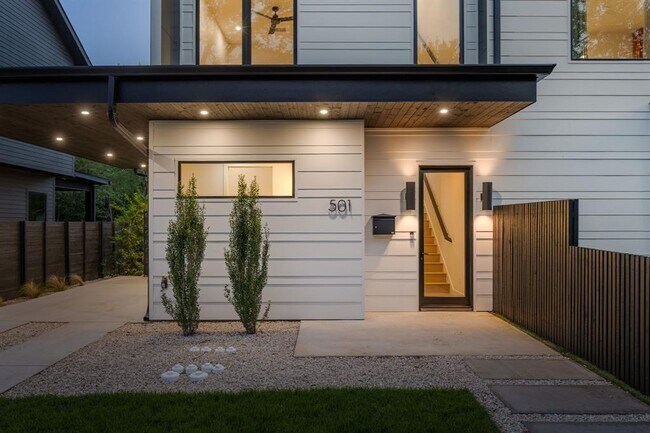 Building Photo - 912 1/2 E 50th St