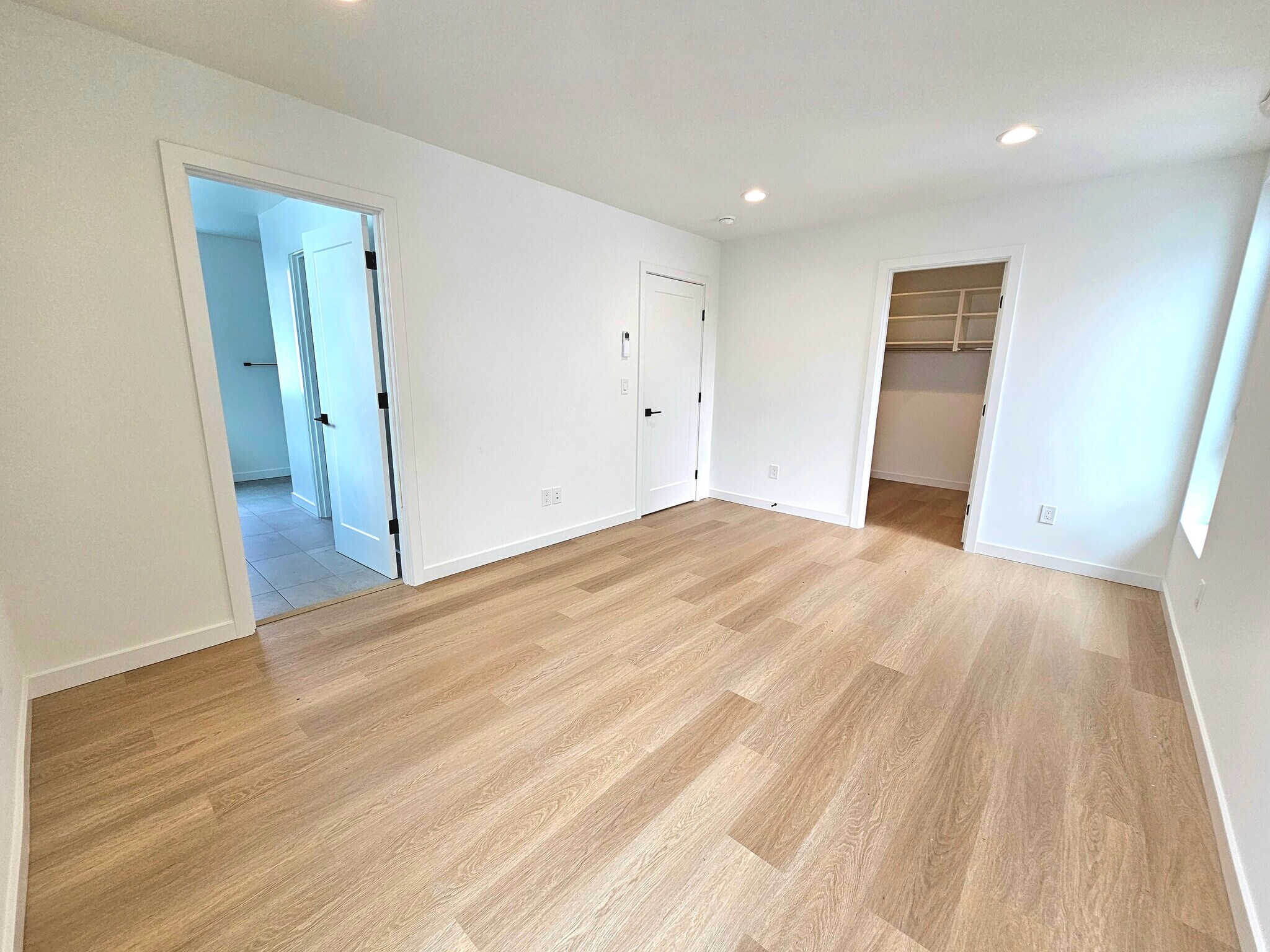 Building Photo - 922 16th Ave