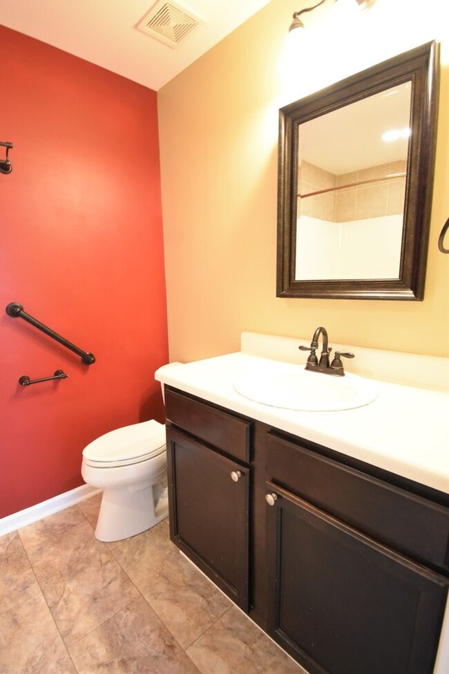 Building Photo - 3 Bedroom, 2 Bathroom Townhome (NO PETS)