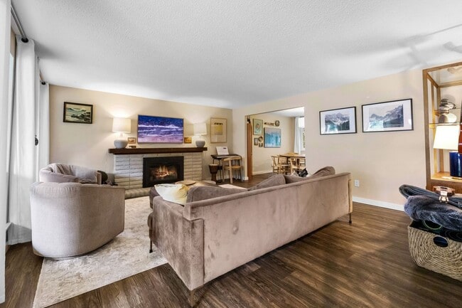 Building Photo - University Place 4 Bed/2.5 Bath