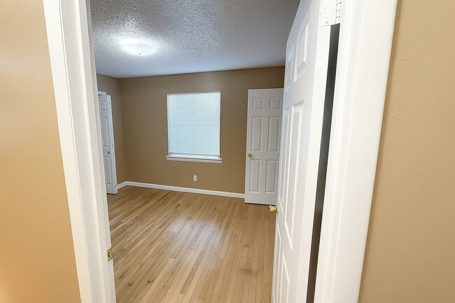 Building Photo - 822 Bandera Ln