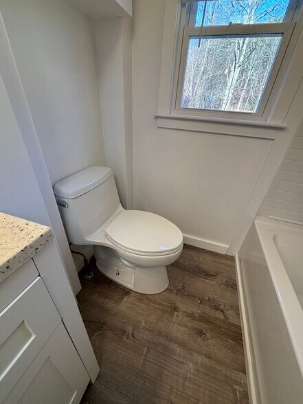 Building Photo - 1744 Farmington Ave