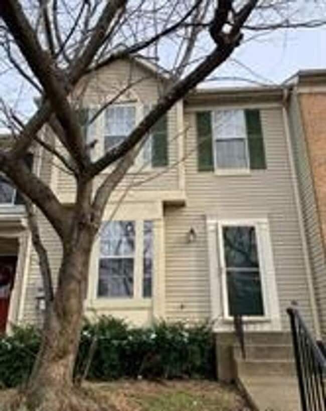 Building Photo - Very well maintained 3 bedroom 2 full 2 ha...