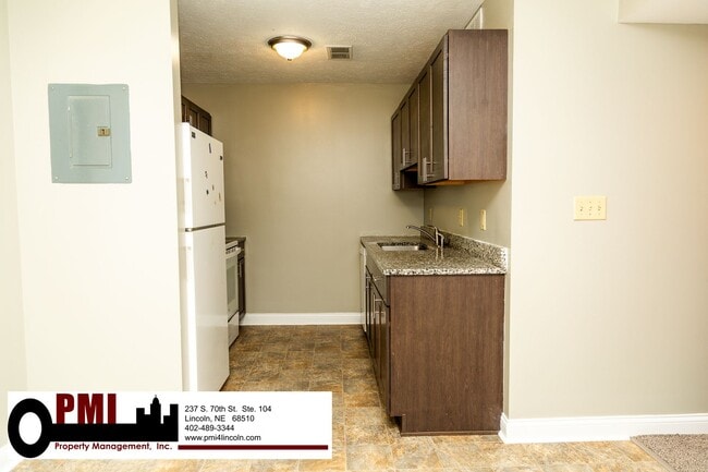 Building Photo - 3 Bedroom and 1.5 bathroom Duplex for rent