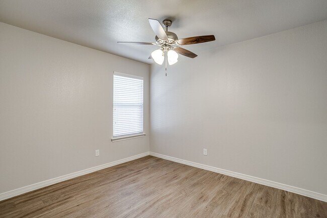 Building Photo - MOVE-IN READY!