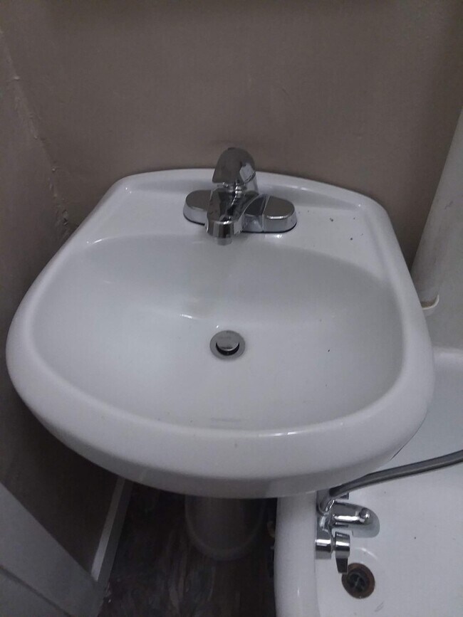 Building Photo - Cap Hil Adorable 1 Bedroom Available Now! 1/2 off 1 months rent!!!