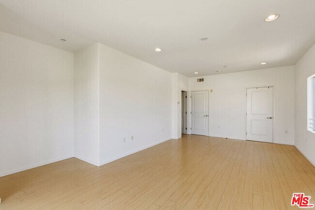 Building Photo - 3637 Dunn Dr