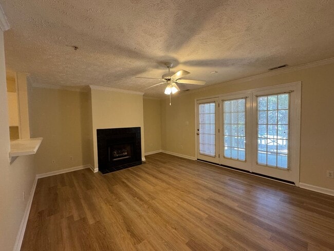Building Photo - Lovely 2 Bedroom King's Grant Condo