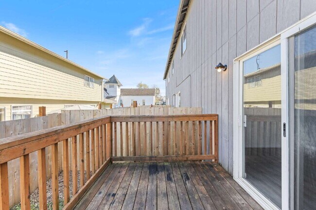 Building Photo - Newly Remodeled 3 bedroom Home