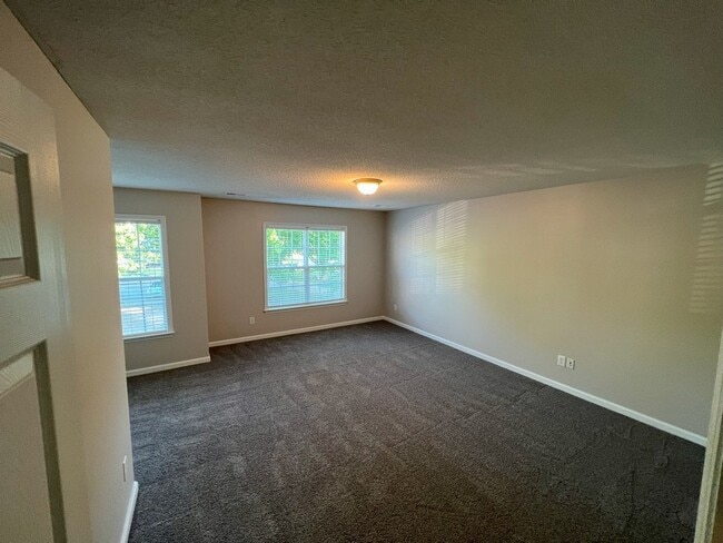 Building Photo - 135 Kimeo Way