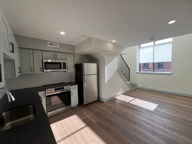 Building Photo - 160 Seabury St