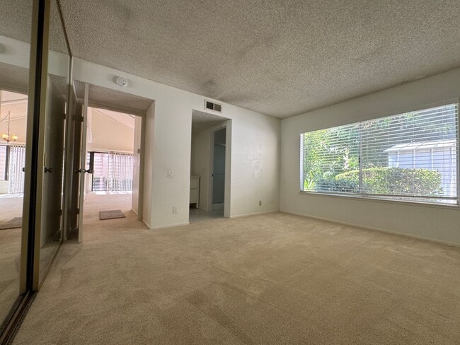 Building Photo - Beautiful Valencia 4 Bedroom Home