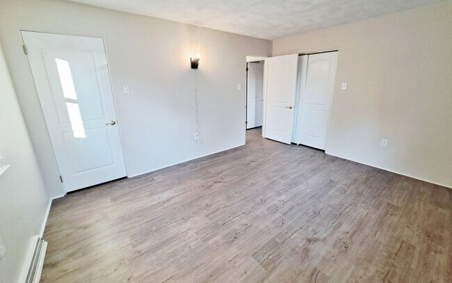 Building Photo - 3 Bed / 1-1/2 Bath Single Family Home w/ 2-Car Garage