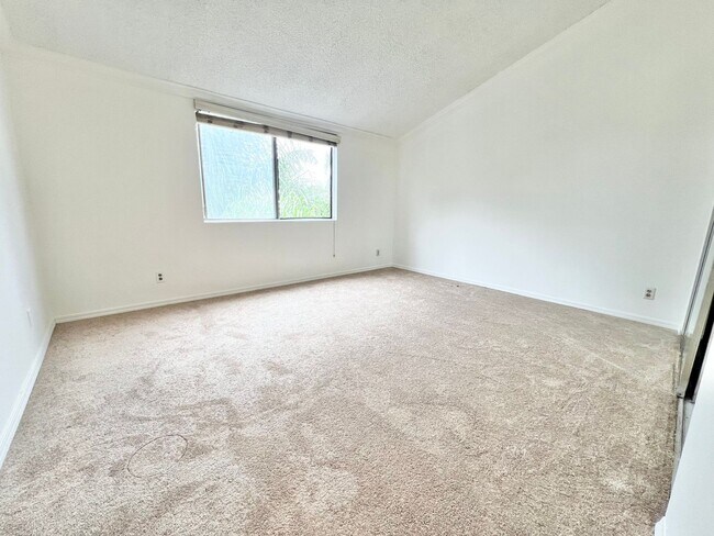 Building Photo - Spacious 1 Bedroom + Loft Condo in the Lindenwood Building – Bixby Knolls