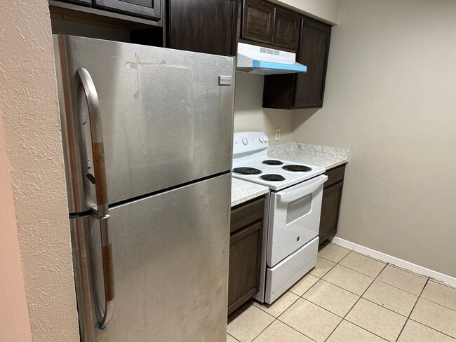 Building Photo - REFRESHED HALF DUPLEX IN IRVING!!