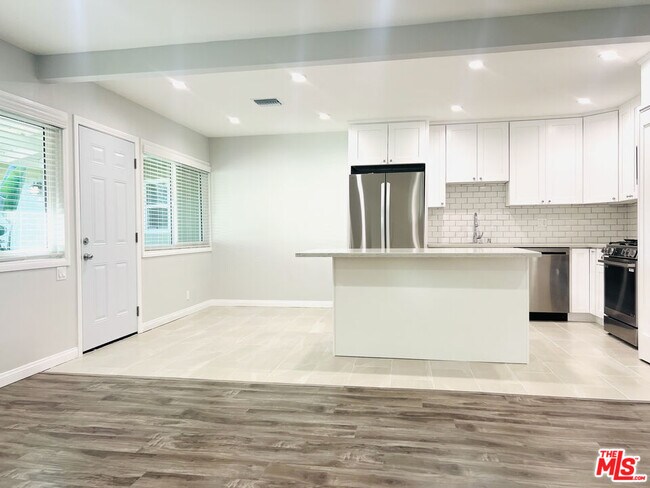 Building Photo - 624 N Toluca Park Dr