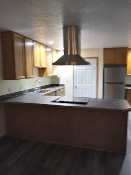 Glass top stove with island exhaust fan - 1605 Cedar St