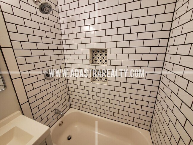 Building Photo - Beautiful Home in the Heart of Overland Pa...