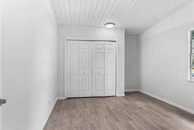 Building Photo - 1702 E Carol Dr