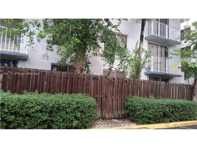 Building Photo - 1720 NW N River Dr