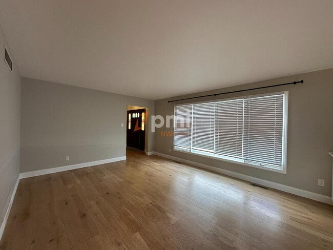 Building Photo - 9604 Walnut Dr
