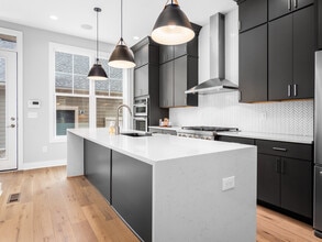 Building Photo - 928 Pullman Pl