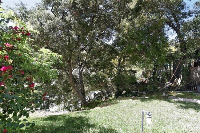 Building Photo - 8527 Wonderland Ave
