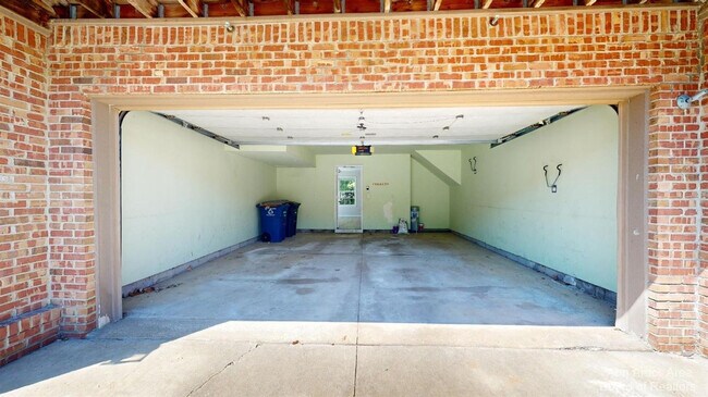 Building Photo - 2813 Barclay Wy