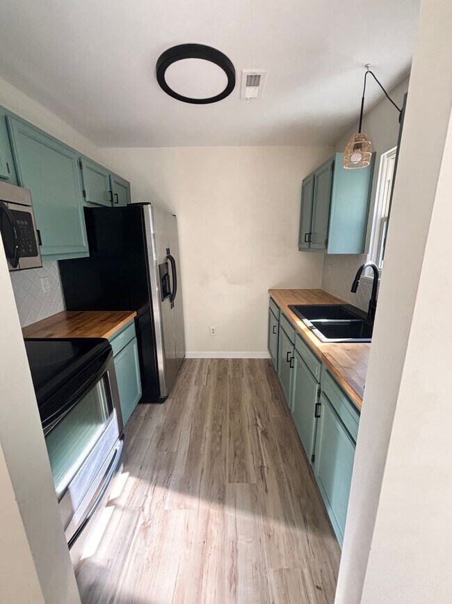 Building Photo - Newly Updated 2 bedroom Home