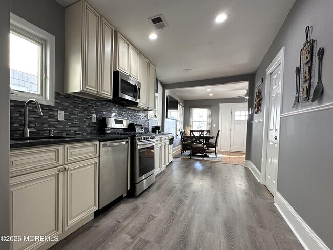 Building Photo - 208 15th Ave