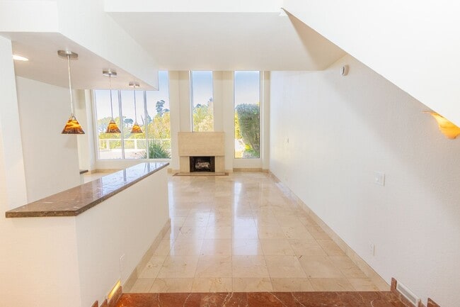 Building Photo - 4 Bedroom / 3 Bathroom Home With Panoramic...